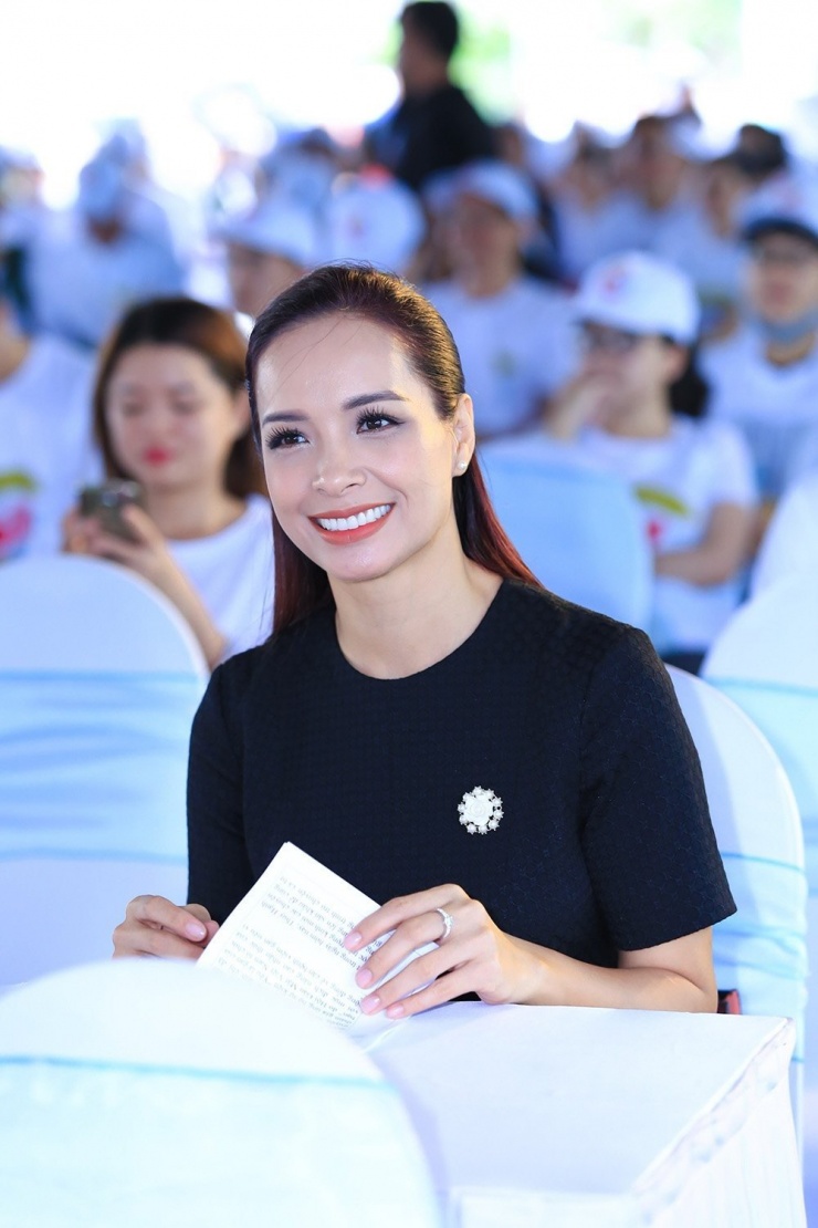 Lỗi chồng, tội vợ sau vụ lùm xùm của nhạc sĩ Minh Khang 4 Sau vụ việc của nhạc sĩ Minh Khang, trên khắp các nền tảng mạng xã hội xuất hiện nhiều bài đăng về Thúy Hạnh, chỉ trích sự nghiệp của cựu mẫu và thậm chí dùng lời lẽ mang tính xúc phạm.