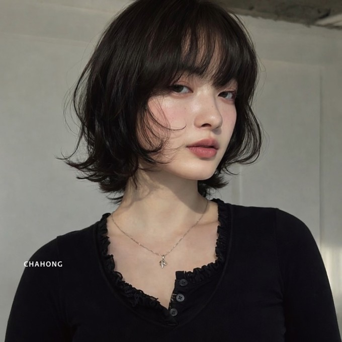 Tóc bob ngang cằm giúp khuôn mặt trông đầy đặn hơn. Ảnh: Instagram chahong_official
