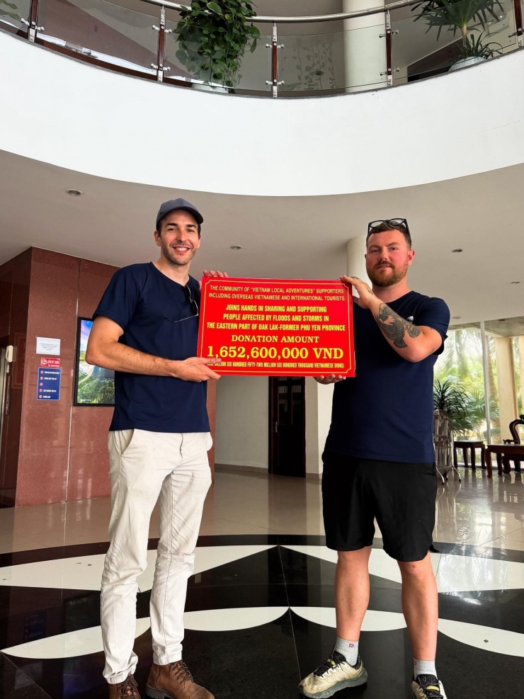 Cặp đôi đi bộ từ Anh sang Việt Nam: Hành trình 14.000 km diệu kỳ và ý nghĩa 4 Luke bay đến Việt Nam giữa cuộc hành trình để góp sức cứu trợ người dân gặp lũ lụt.