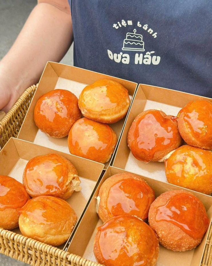 Một hộp Donut Caramel từ 3-5 chiếc nhỏ có giá dao động từ 50-70K/hộp. (Ảnh: Tiệm bánh dưa hấu)