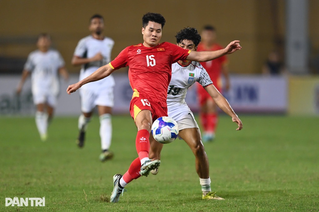 HLV Kim Sang Sik: Xuân Son tăng cân, di chuyển chưa được tốt - 2