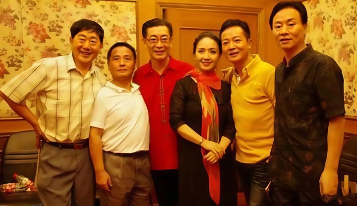 Diễn viên vạn năng của Tây du ký: Một mình cân 20 vai, đóng cả Trư Bát Giới 3 Lý Kiến Thành (ngoài cùng bên trái) trong lần hội ngộ dàn diễn viên "Tây du ký 1986".