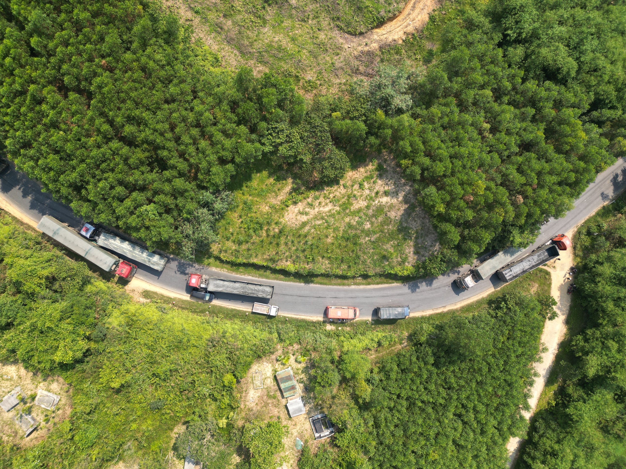 Nỗi ám ảnh xe đầu kéo trên những cung đường vùng cao Huế- Ảnh 4. Nỗi ám ảnh xe đầu kéo trên những cung đường vùng cao Huế- Ảnh 4.