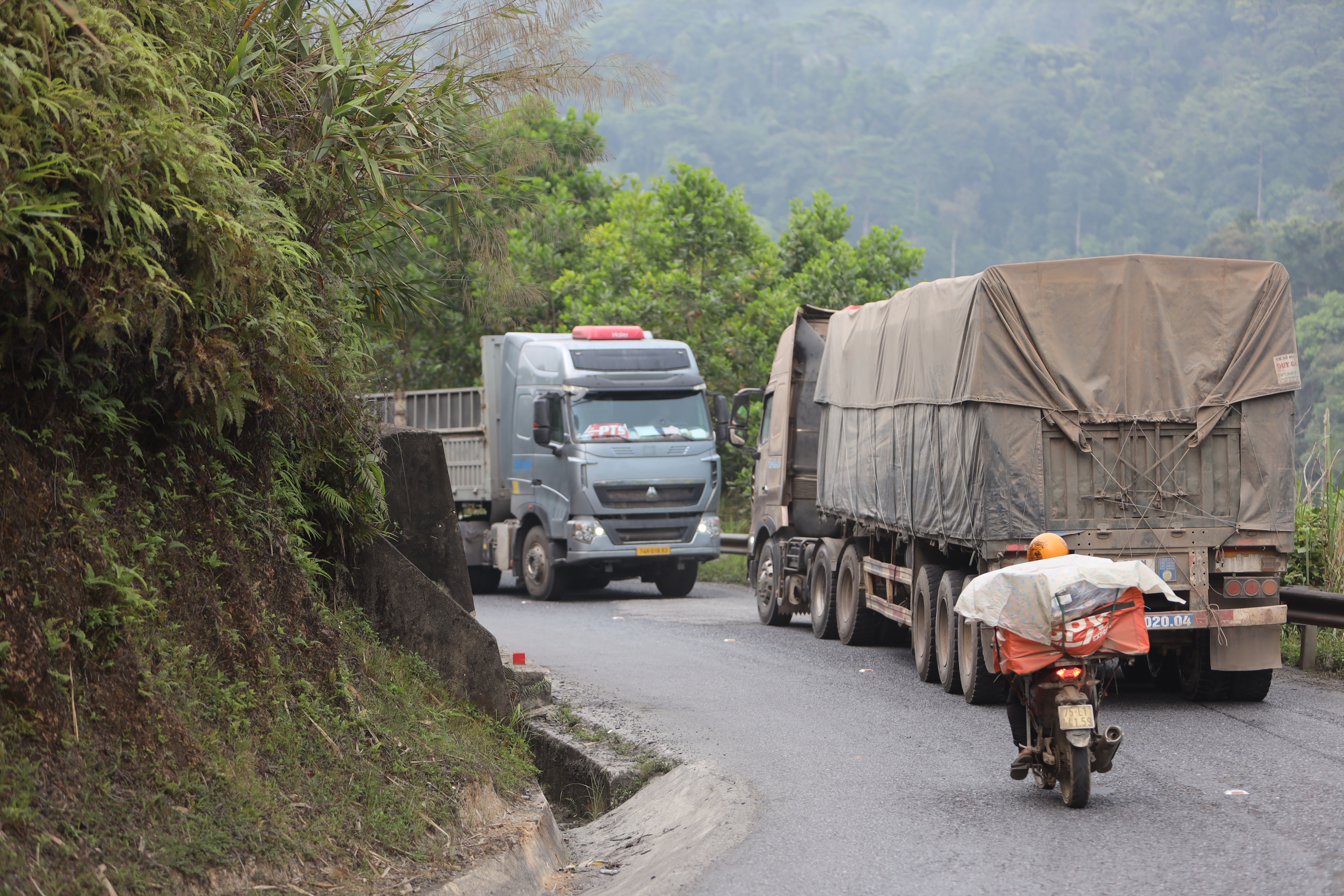 Nỗi ám ảnh xe đầu kéo trên những cung đường vùng cao Huế- Ảnh 5. Nỗi ám ảnh xe đầu kéo trên những cung đường vùng cao Huế- Ảnh 5.