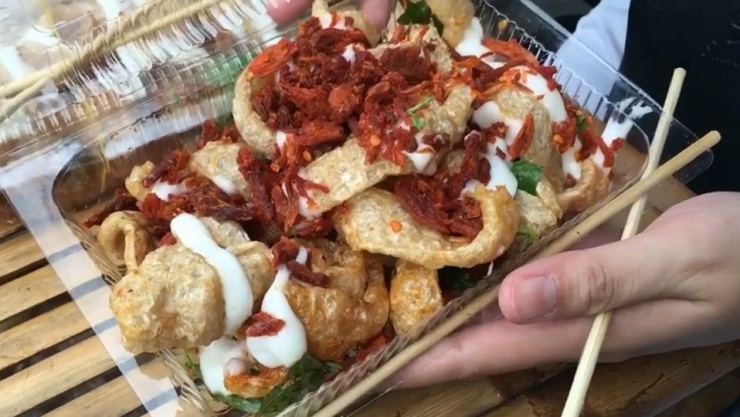 Chiên da heo cho đến khi vàng giòn, sau đó nêm nếm với các loại gia vị như sốt mayonnaise, bò khô, ớt bột và muối. Đây là món da heo lắc đơn giản nhưng rất ngon miệng. Bạn có thể tăng thêm độ hấp dẫn cho món ăn bằng cách rắc phô mai lên trên da heo khi còn nóng. Phô mai sẽ tan chảy và bám vào da heo, tạo ra một lớp phủ thơm ngon và béo ngậy. Hãy lắc đều để phô mai được phủ đều lên da heo, sau đó thưởng thức món ăn tuyệt vời này.