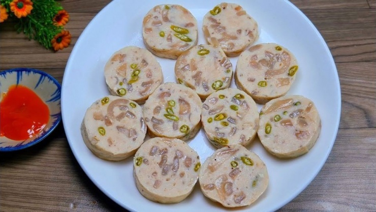 Chả da heo ớt xiêm xanh là món ăn đặc trưng của vùng Nam Bộ, được nhiều người yêu thích bởi hương vị độc đáo và hấp dẫn. Da heo được luộc chín, thái nhỏ và trộn với thịt nạc, gia vị và bột năng. Ớt xiêm xanh được rửa sạch, cắt khúc và xào với tỏi, dầu ăn và đường. Khi ăn, chả da heo được chấm với nước mắm pha chanh, đường, tỏi và ớt. Món ăn này có vị ngọt của thịt, dai giòn của da heo và cay nồng của ớt xiêm xanh, rất kích thích vị giác. Chả da heo ớt xiêm xanh là món ăn phù hợp cho bữa cơm gia đình hoặc tiệc nhậu bạn bè.