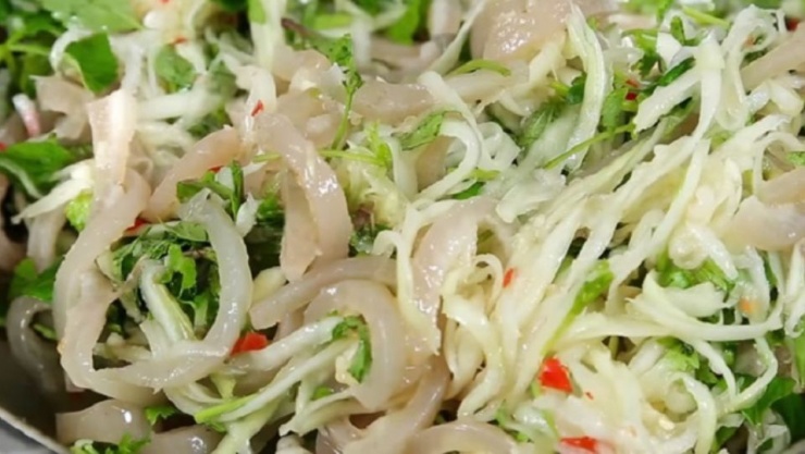 Để làm món này, bạn cần chuẩn bị đu đủ xanh, da heo, rau thơm, đậu phộng rang, hành lá và nước mắm pha. Bạn lột vỏ và bào sợi đu đủ, sau đó ngâm trong nước muối để giảm vị đắng. Bạn luộc da heo cho dẻo và thái nhỏ. Bạn trộn đều đu đủ và da heo với nước mắm pha, rồi cho vào bát. Bạn rắc rau thơm, hành lá và đậu phộng lên trên để tăng thêm màu sắc và hương thơm. Bạn có thể ăn gỏi đu đủ da heo với bánh tráng hoặc bánh phồng tôm.