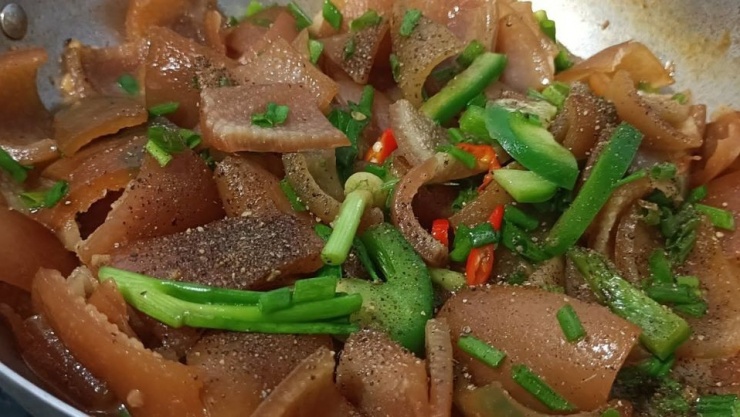 Da heo kho tiêu cũng là một món ăn giàu dinh dưỡng giúp bổ sung chất đạm, chất béo và các khoáng chất cho cơ thể. Để làm món da heo kho tiêu, bạn chỉ cần chuẩn bị những nguyên liệu đơn giản như da heo, tiêu, đường, nước mắm, tỏi và hành. Món da heo kho tiêu có thể ăn kèm với cơm trắng nóng và rau luộc. Món ăn này rất thích hợp cho những ngày se lạnh hoặc những bữa cơm gia đình cuối tuần. Bạn có thể thay đổi lượng tiêu tùy theo khẩu vị của mình nhưng đừng quên tiêu là gia vị quan trọng tạo nên hương vị đặc trưng của món ăn này.