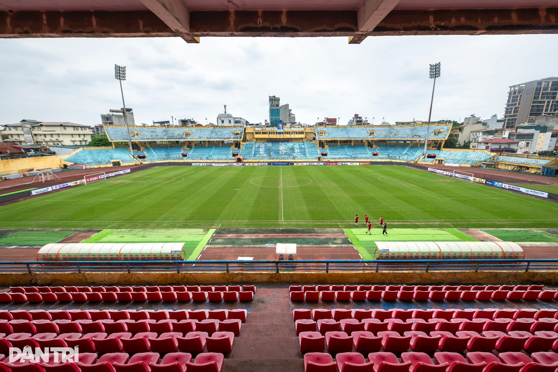 Diện mạo sân bóng gần 70 năm tuổi trước màn tái xuất của tuyển Việt Nam - 2