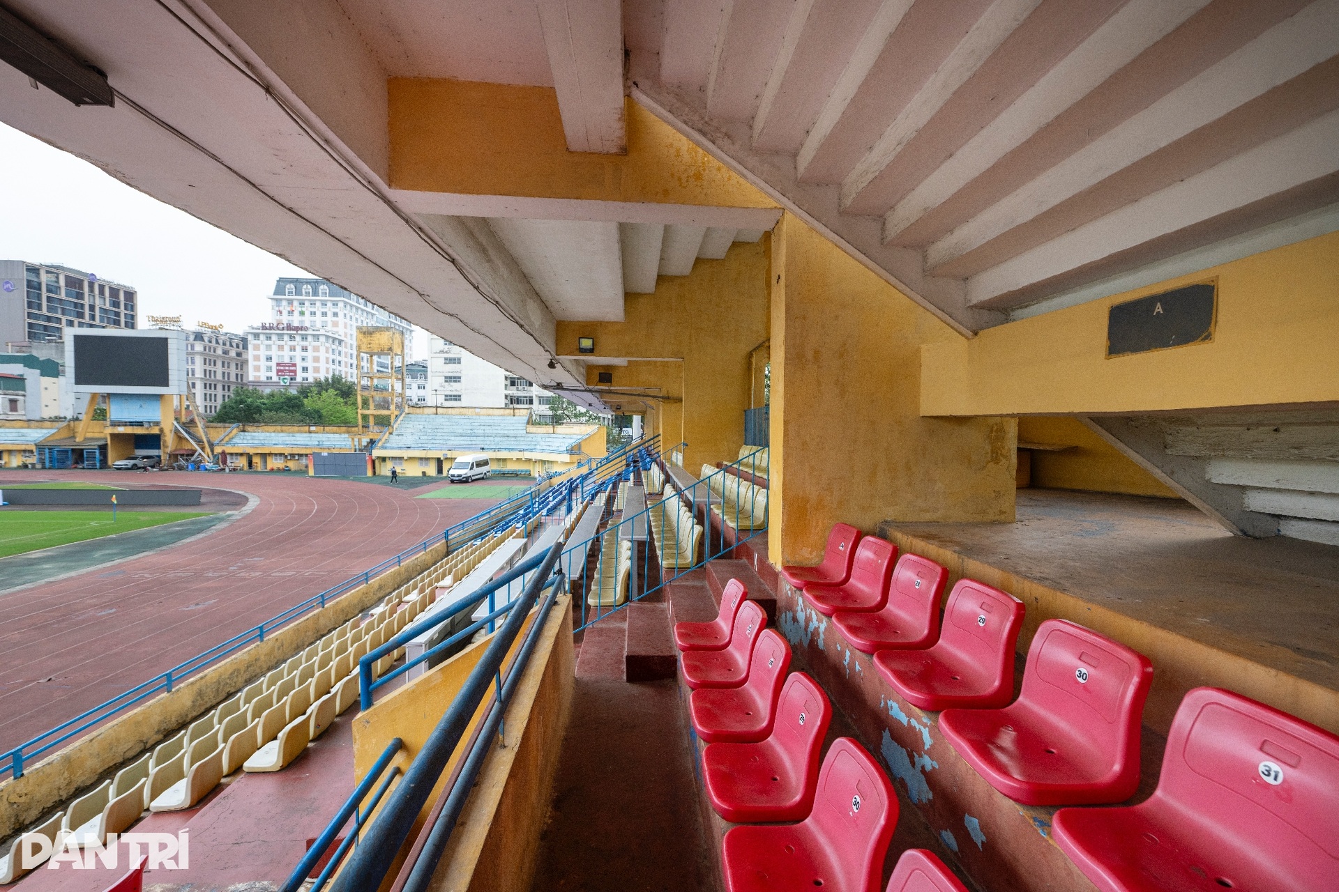 Diện mạo sân bóng gần 70 năm tuổi trước màn tái xuất của tuyển Việt Nam - 3