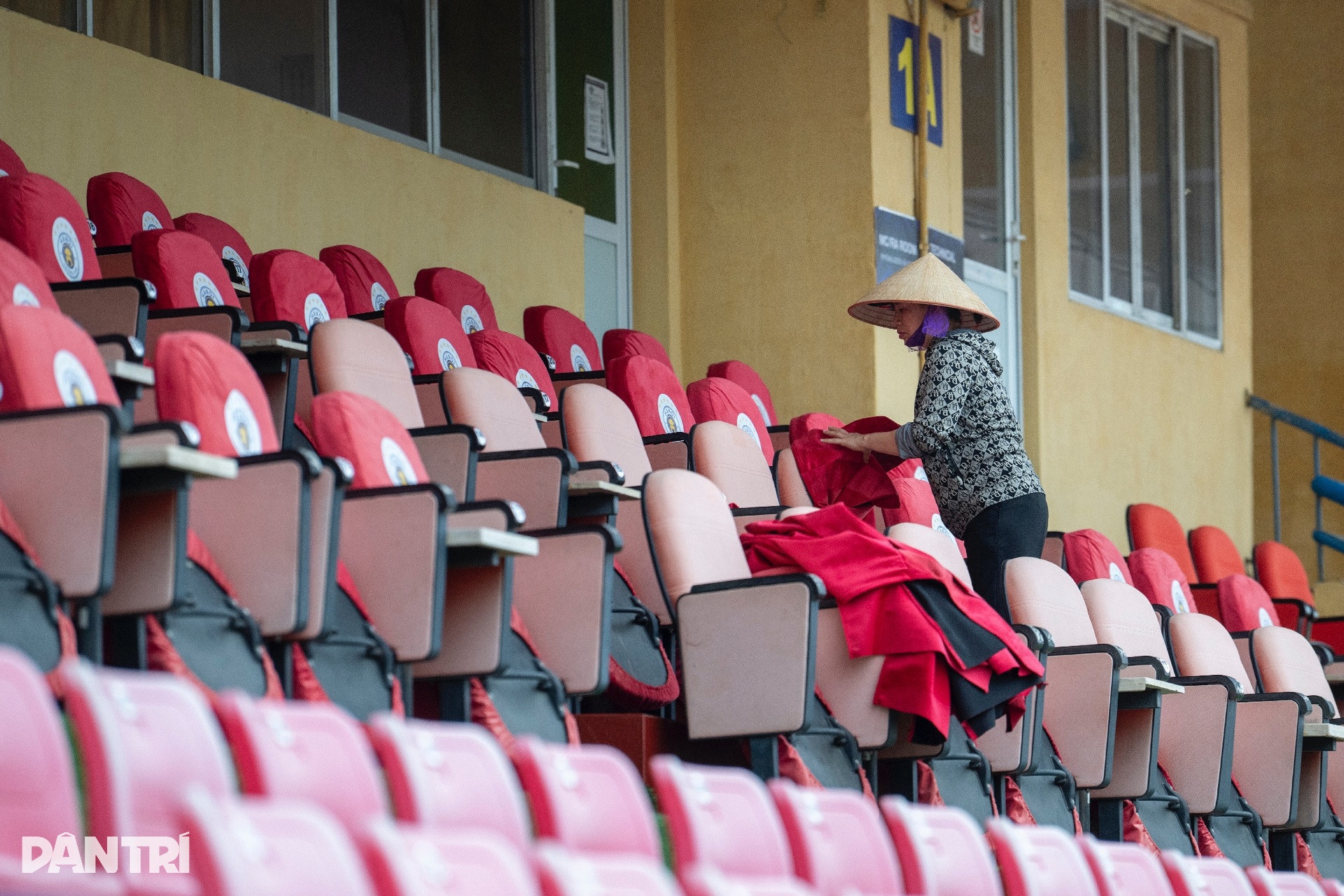 Diện mạo sân bóng gần 70 năm tuổi trước màn tái xuất của tuyển Việt Nam - 10