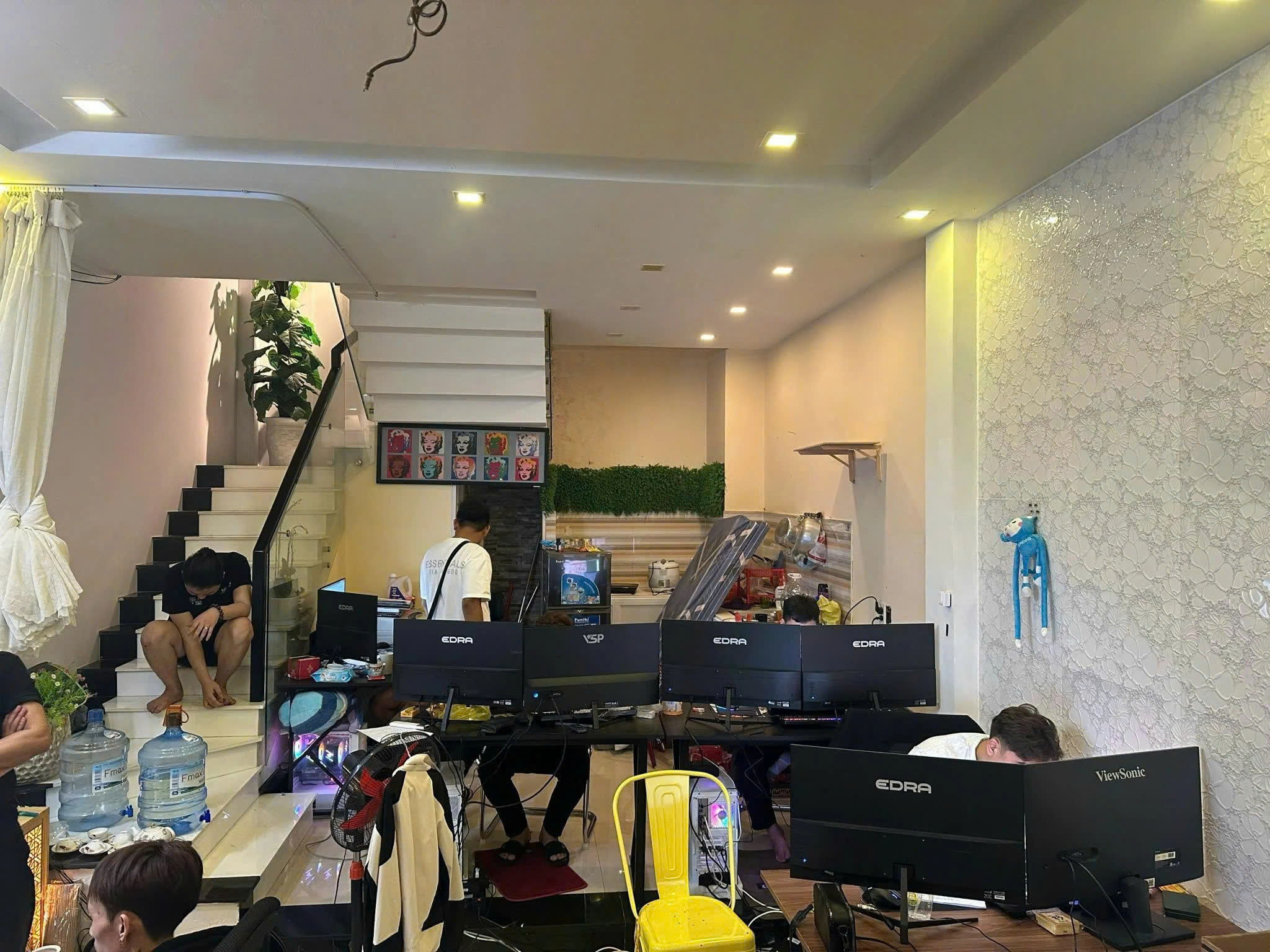 Đường dây tội phạm công nghệ cao rút ruột thẻ tín dụng quốc tế tại Đà Nẵng - Ảnh 2.