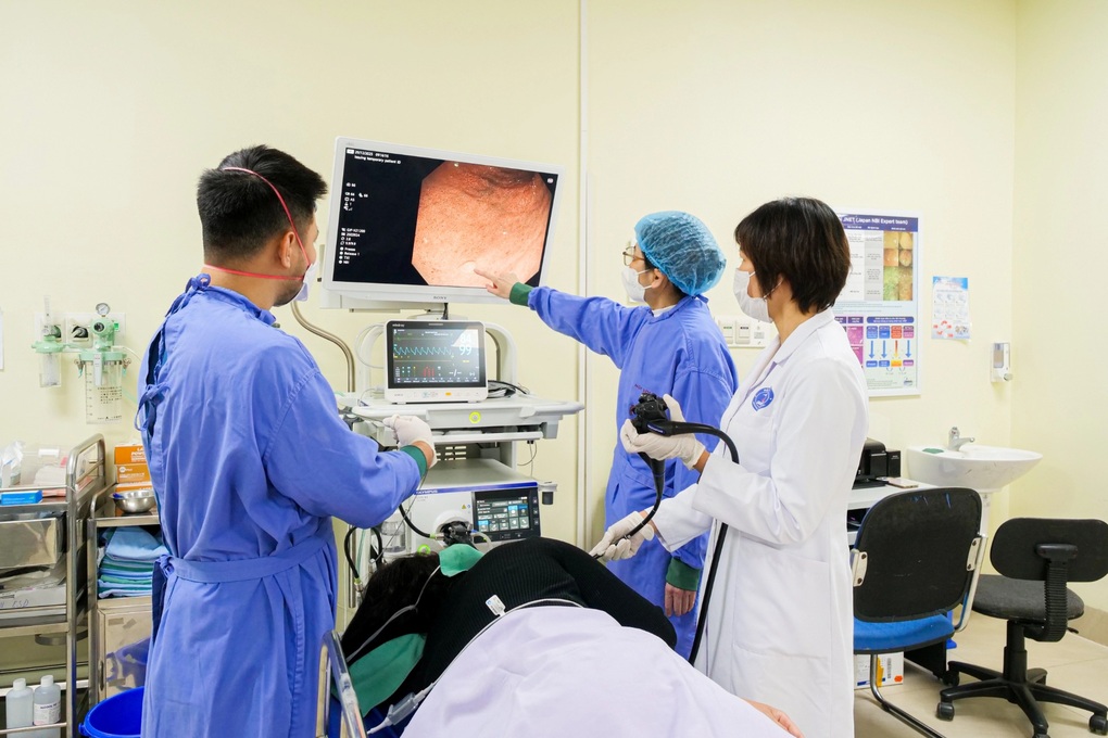 Bác sĩ bắt bệnh ung thư thực quản nhờ nội soi nhuộm màu, phóng đại 150 lần - 3