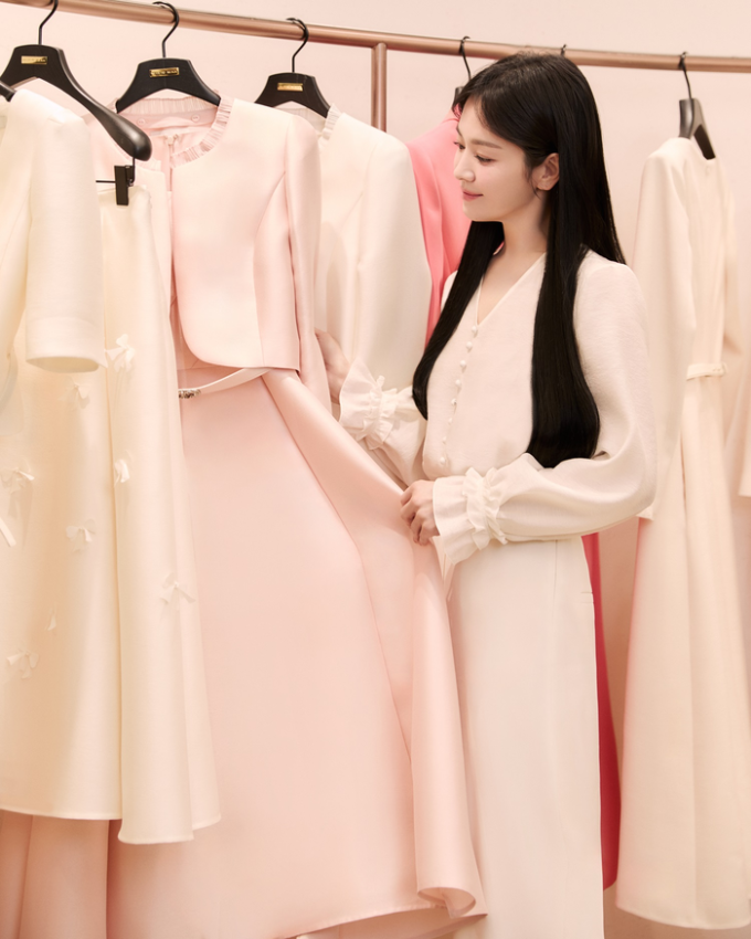 Song Hye Kyo hóa nàng thơ với tóc dài nữ tính 4 Song Hye Kyo vốn được yêu thích bởi đời sống kín đáo, không scandal, hình ảnh nền nã. Phong cách này giúp cô củng cố giá trị thương mại của mình.