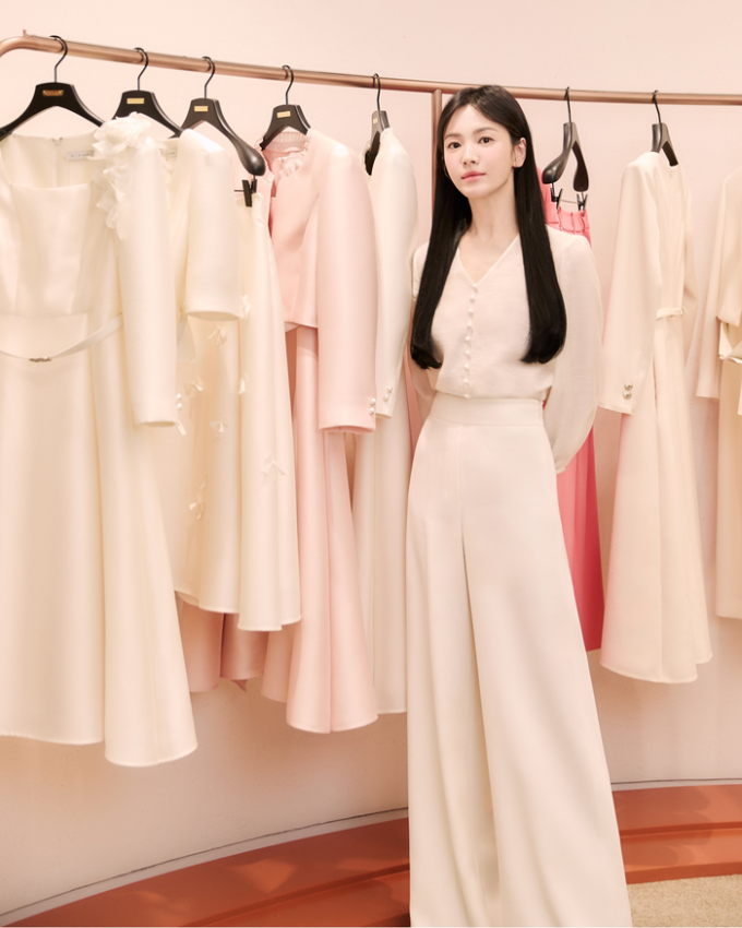 Song Hye Kyo hóa nàng thơ với tóc dài nữ tính 5 Song Hye Kyo hiện là đại diện của nhiều nhãn hàng thời trang, mỹ phẩm tên tuổi tầm cỡ quốc tế như Guerlain, Chaumet, Fendi, Sulwhasoo...