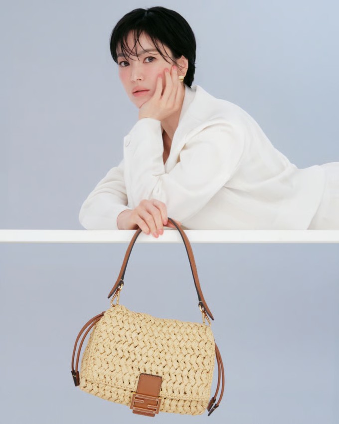 Song Hye Kyo hóa nàng thơ với tóc dài nữ tính 7 Ngôi sao chụp bộ ảnh quảng cáo cho Fendi, một thương hiệu xa xỉ hàng đầu của Italy.