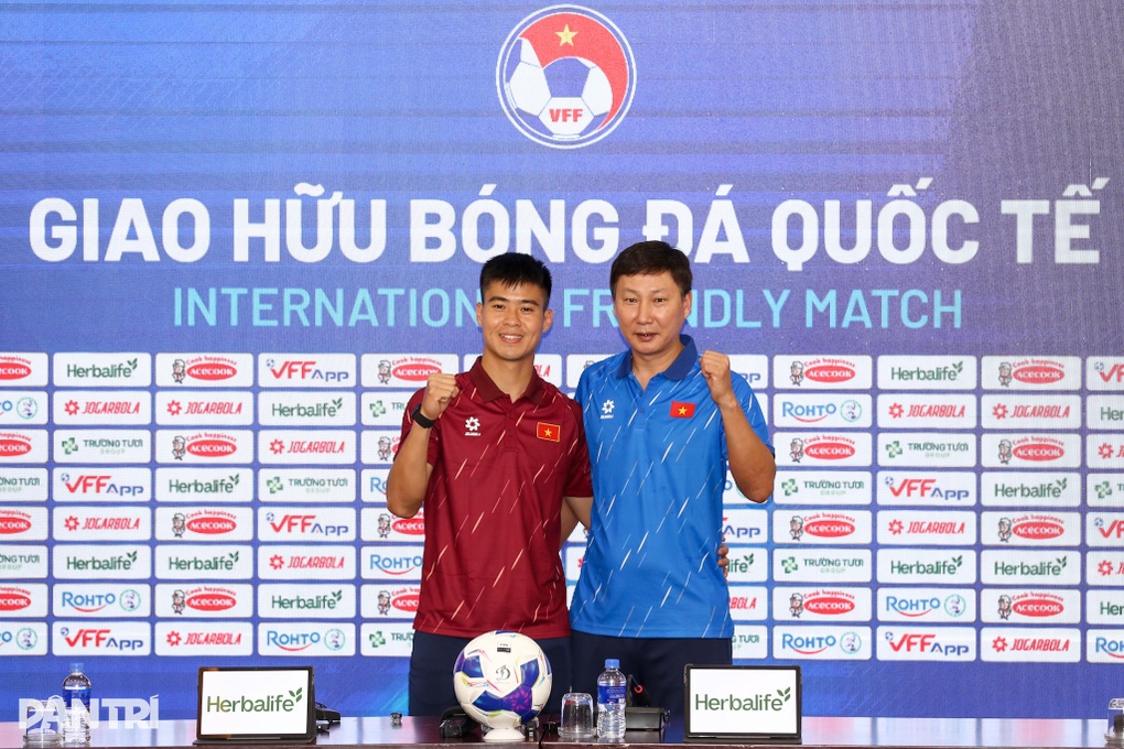 HLV Kim Sang Sik đặt kỳ vọng lớn vào tân binh Hoàng Hên - 2