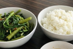 Người đàn ông phát hiện ung thư từ một dấu hiệu khi ăn cơm