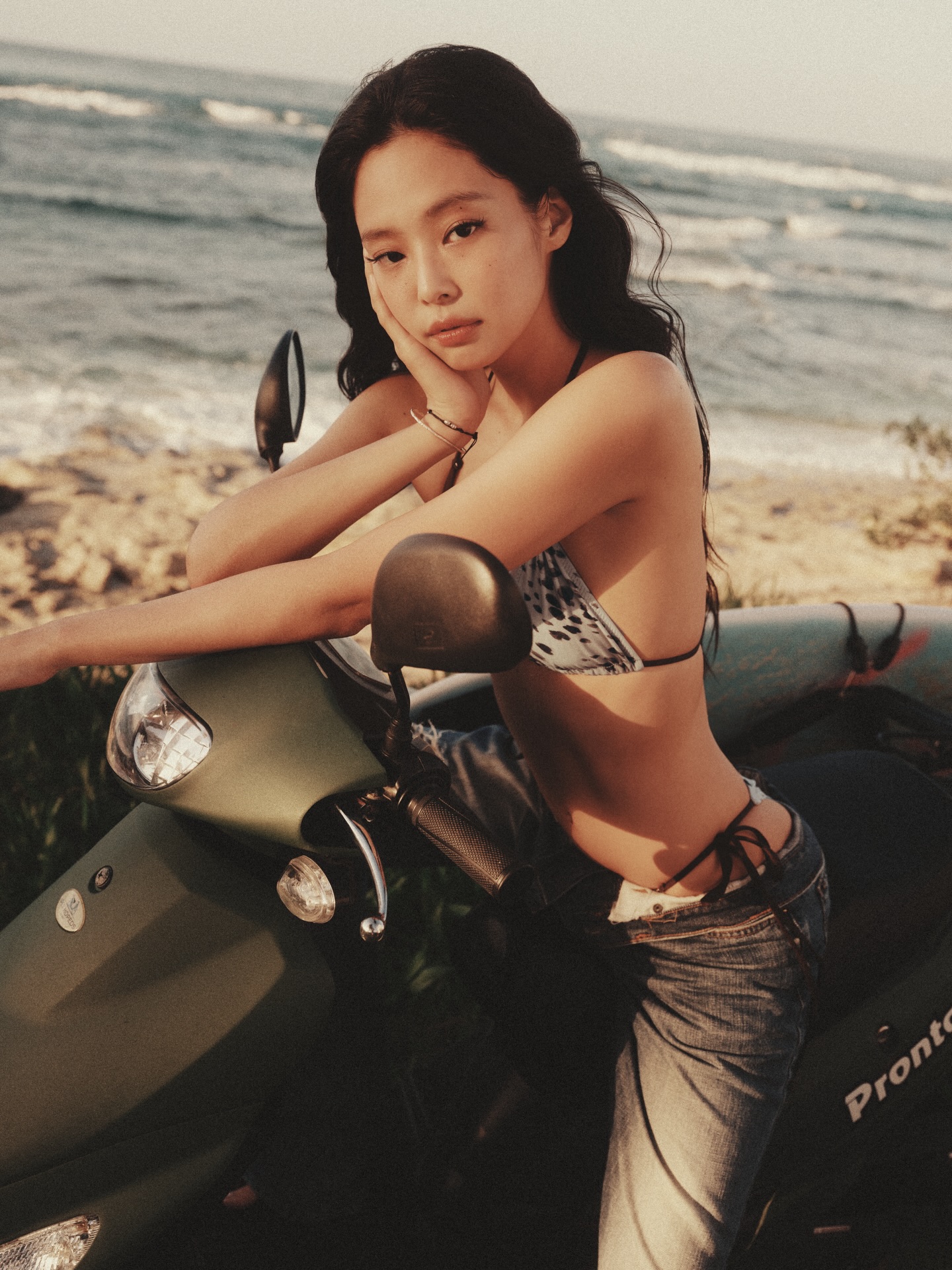 Mặc jeans rách ra biển: Phải size ngực giống Jennie mới đu được- Ảnh 3.