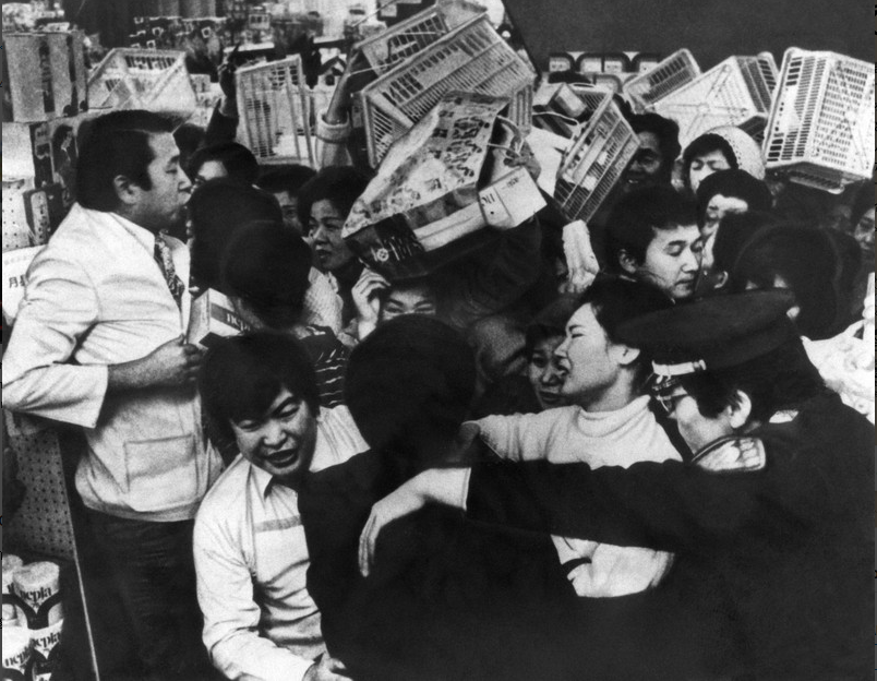 Xung đột Trung Đông kéo dài, người dân Nhật Bản đổ xô tích trữ giấy vệ sinh- Ảnh 5.