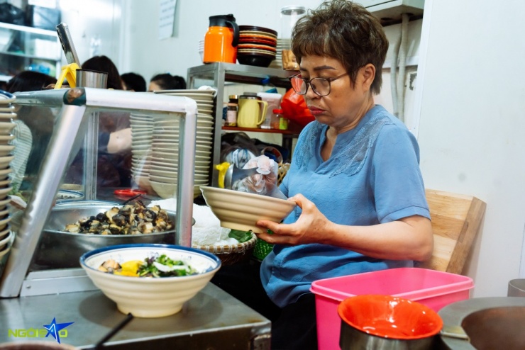 Quán bún ốc chuối đậu ba đời nức tiếng ngõ chợ Đồng Xuân - 2