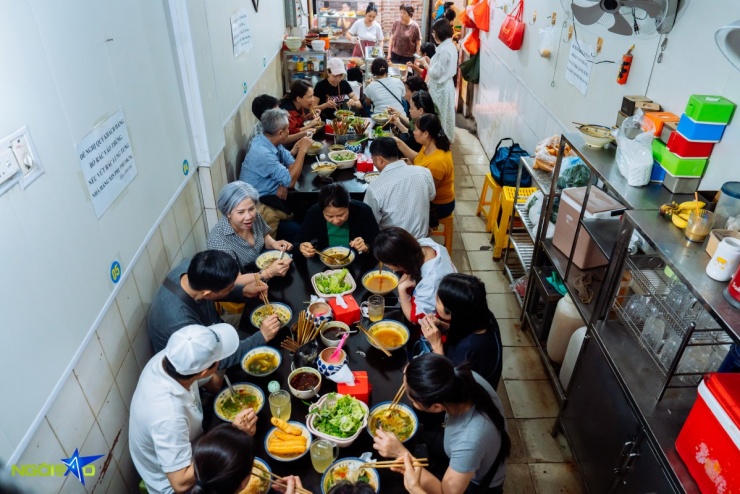 Quán bún ốc chuối đậu ba đời nức tiếng ngõ chợ Đồng Xuân - 11