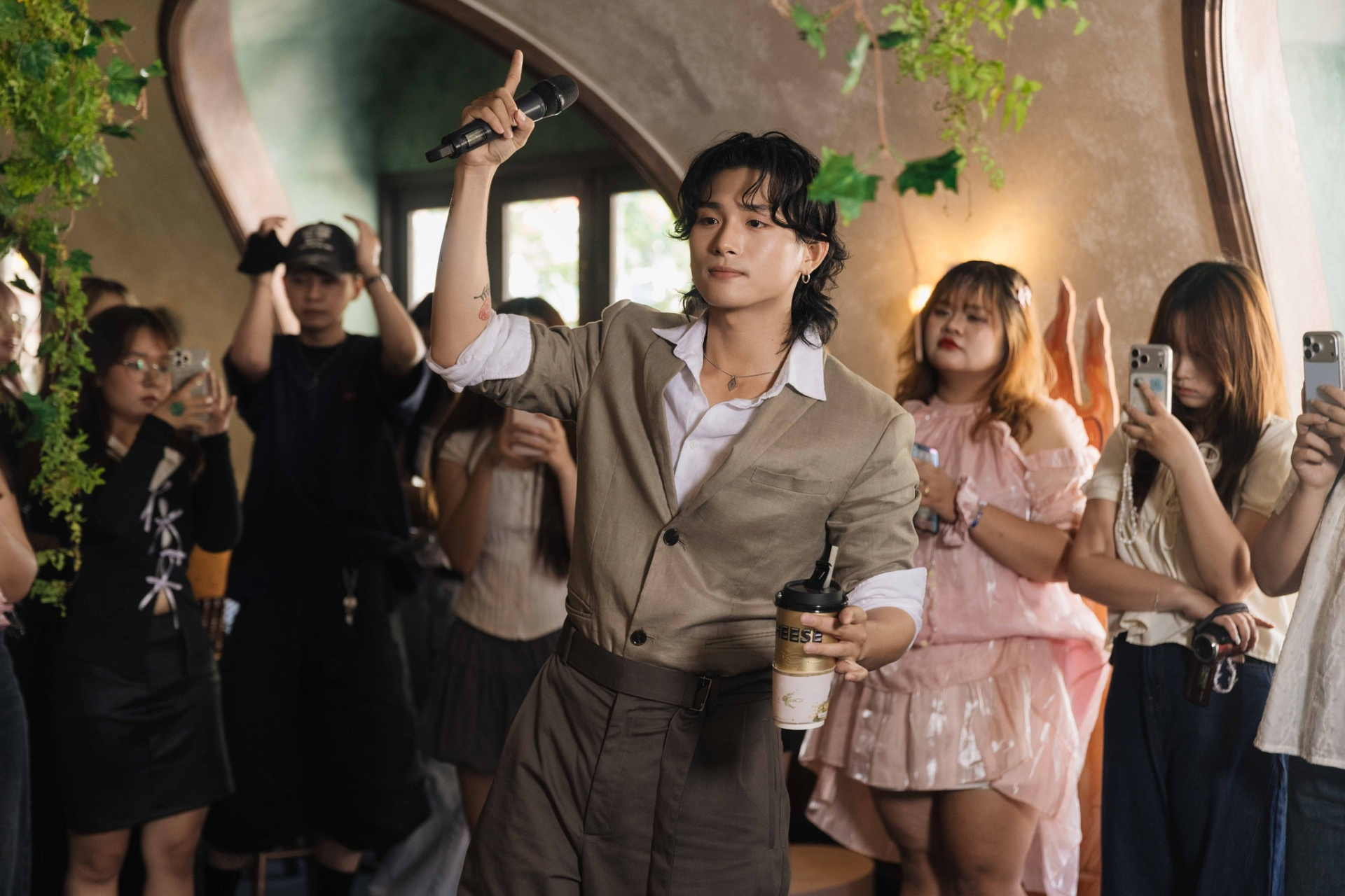 Nam ca sĩ khiến Trấn Thành cảm thán “văn minh, thông minh, quốc tế”, phải có vị thế cao hơn- Ảnh 9.