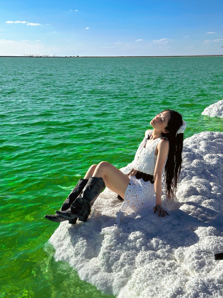 Thục Anh ghé thăm hồ muối Qarhan tại Thanh Hải - khu vực có rất ít khách sạn cho phép người nước ngoài lưu trú