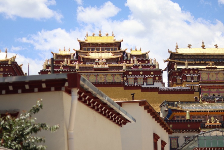 Tu viện Tùng Tán Lâm là một trong những ngôi chùa quan trọng trong Phật giáo Tây Tạng, chứa đựng di sản văn hóa tâm linh vô cùng sâu sắc