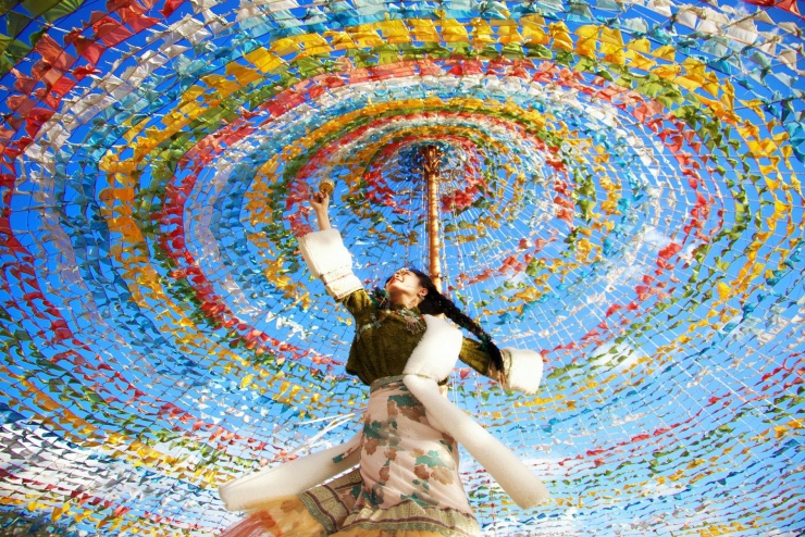 Du khách Việt chụp hình dưới cờ ước nguyện Lungta (tiếng Tây Tạng là ngựa gió)