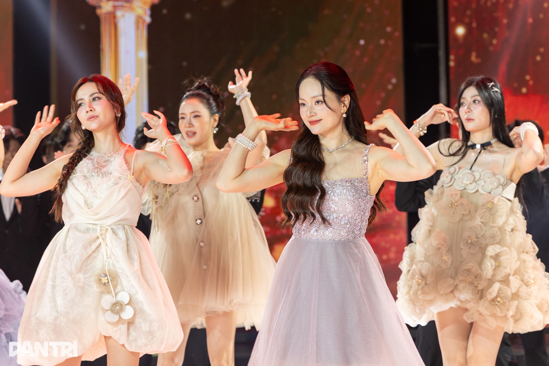 Dàn nữ diễn viên gợi cảm bậc nhất của VTV khoe sắc - 8