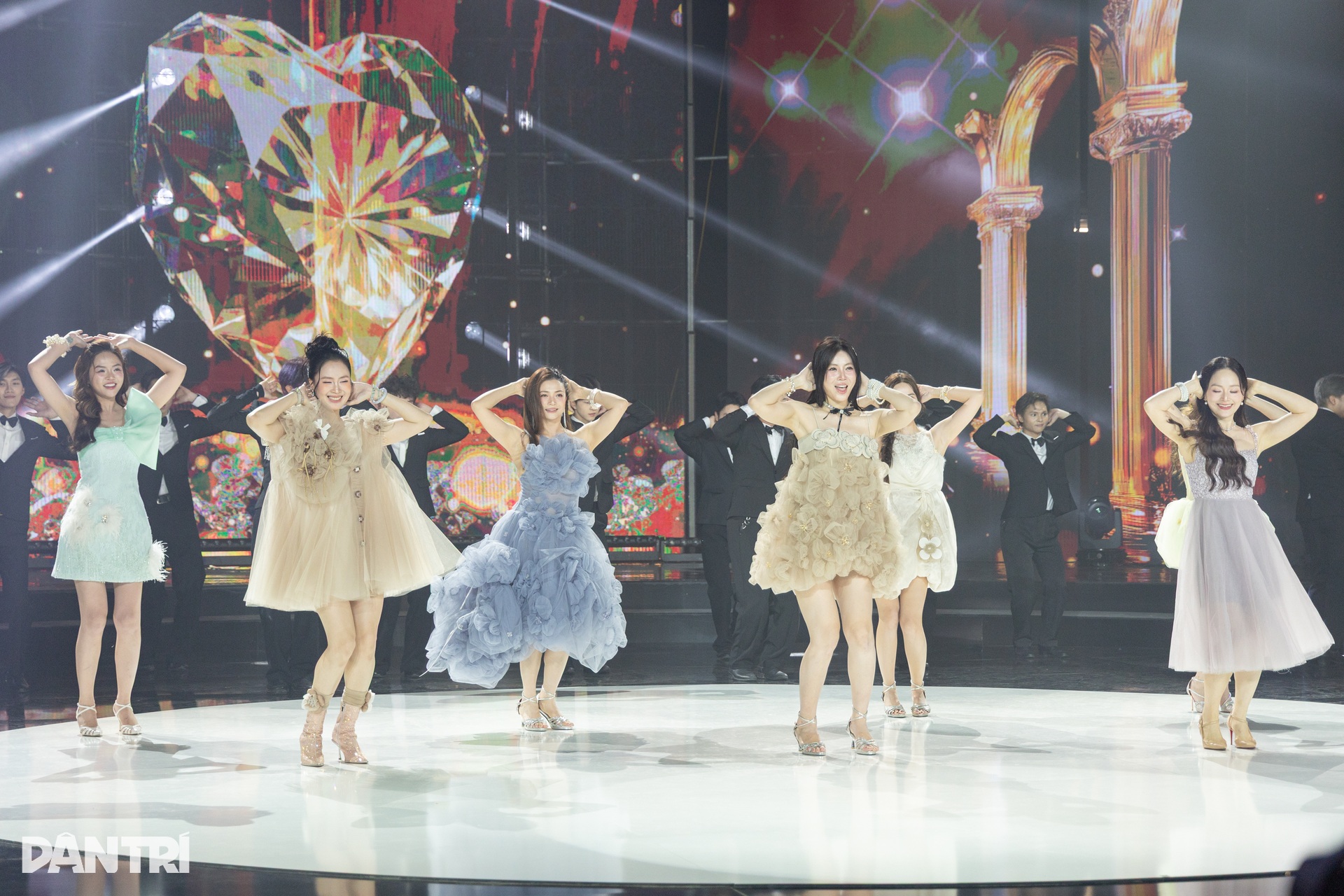 Dàn nữ diễn viên gợi cảm bậc nhất của VTV khoe sắc - 15