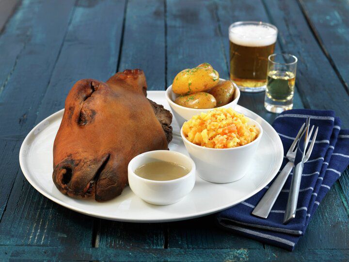 Nhìn đĩa đầu cừu nướng, du khách không khỏi giật mình sợ hãi. (Ảnh: iStock)