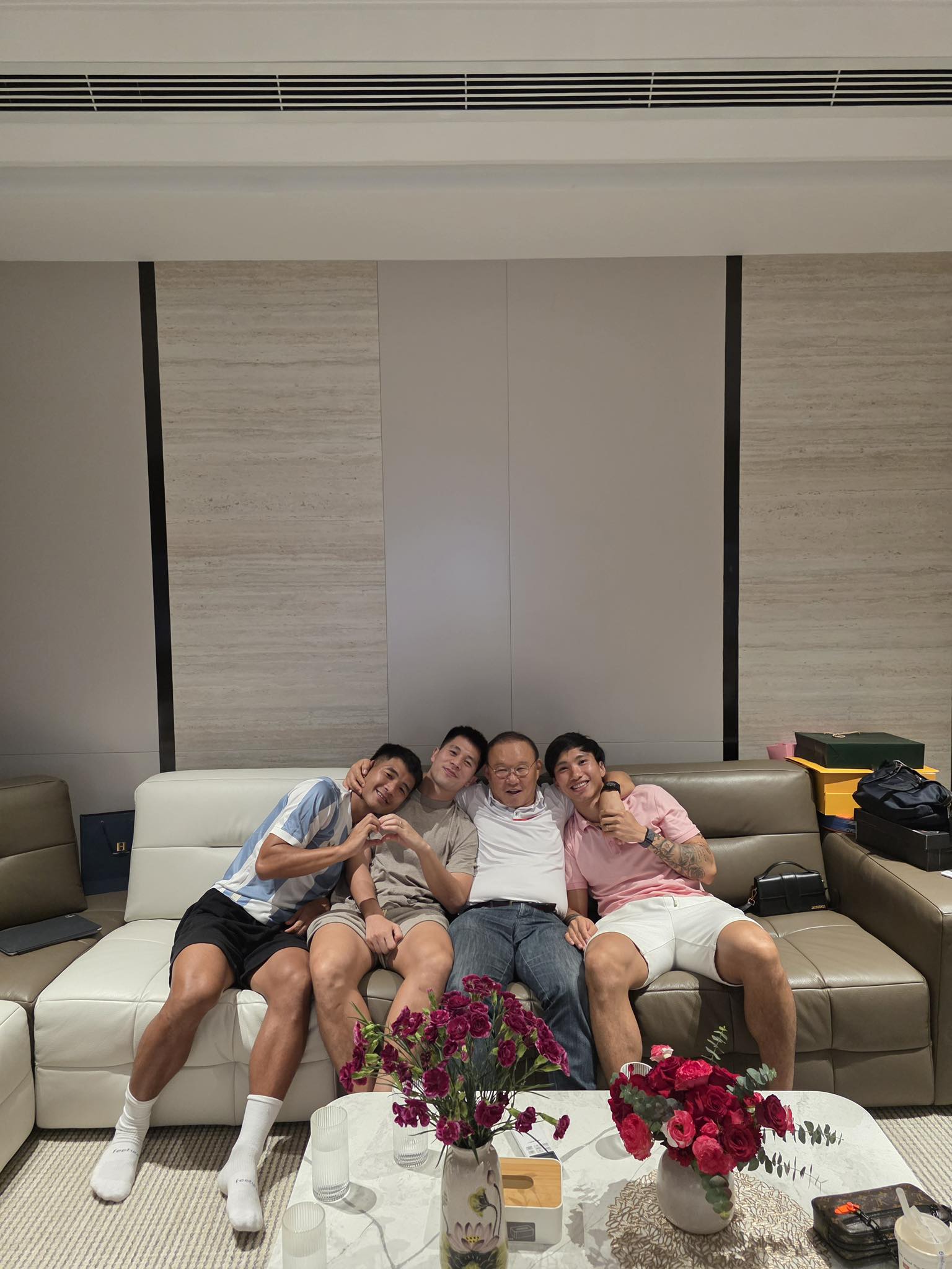 HLV Park Hang-seo gặp siêu sao Son Heung-min liền xin ngay 2 thứ cho Văn Hậu, Quế Ngọc Hải, bảo sao tình 