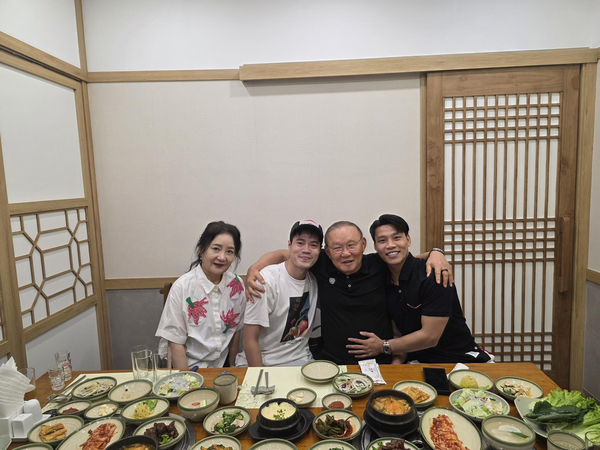 HLV Park Hang-seo gặp siêu sao Son Heung-min liền xin ngay 2 thứ cho Văn Hậu, Quế Ngọc Hải, bảo sao tình 