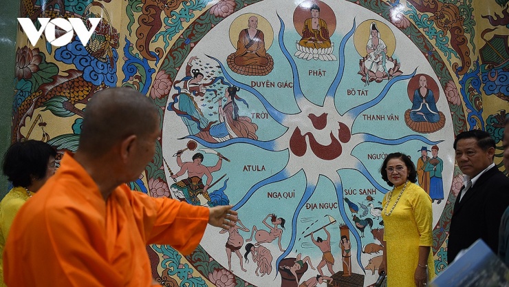 Vị sư trụ trì đời thứ 6 tại chùa Khánh Thọ cho biết, ban đầu chùa không có nhà truyền giáo, được xây bằng gỗ, lợp mái tranh. Đến đời sư trụ trì thứ 2 tên Nhiêu Kê chùa mới xây dựng nhà nguyện bằng gạch theo kiến trúc chùa Thái - Việt - Hán và khánh thành vào năm 1895.