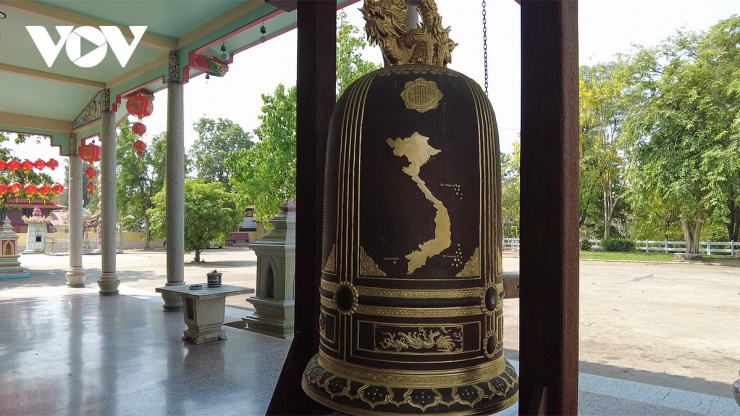 Chùa có một chuông đồng lớn với họa tiết bản đồ Việt Nam.