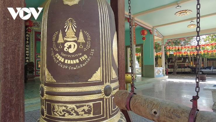 Chuông đồng in tên chùa theo tiếng Thái là Thavorn Wararam và tiếng Việt là chùa Khánh Thọ.