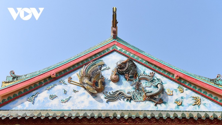 Phù điêu rồng - phượng trên đầu hồi gian chính điện chùa Khánh Thọ.