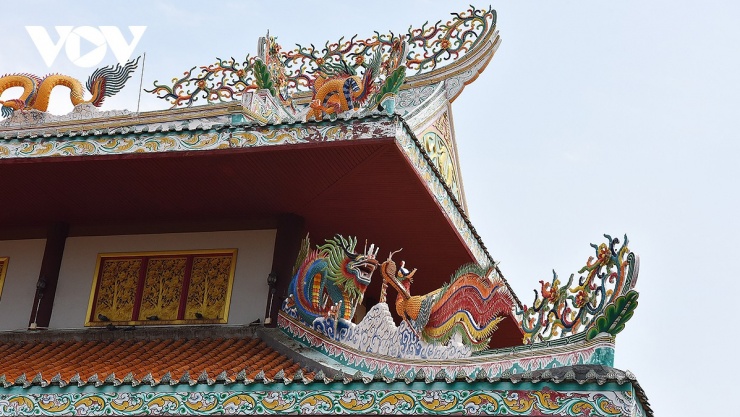 Đầu đao, mái chùa với phù điêu rồng - phượng tinh xảo.