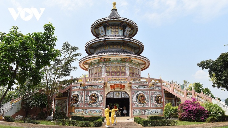 Bảo tháp trong chùa Khánh Thọ nằm ở vị trí trung tâm trong không gian kiến trúc tổng thể của chùa.