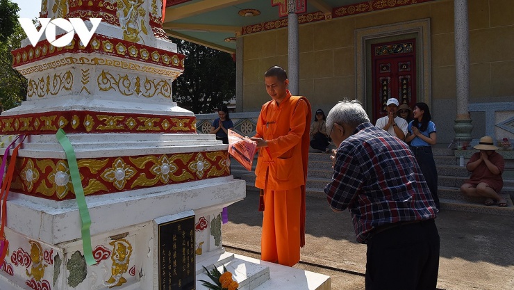 Cả người Việt và người Thái tại Kanchanaburi có chung tín ngưỡng thờ Phật, cùng đi lễ tại chùa Khánh Thọ.