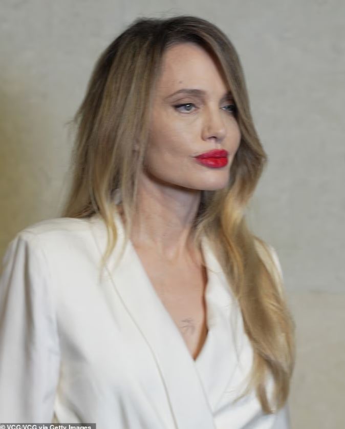 Chẳng ai muốn tin đây là Angelina Jolie- Ảnh 6.