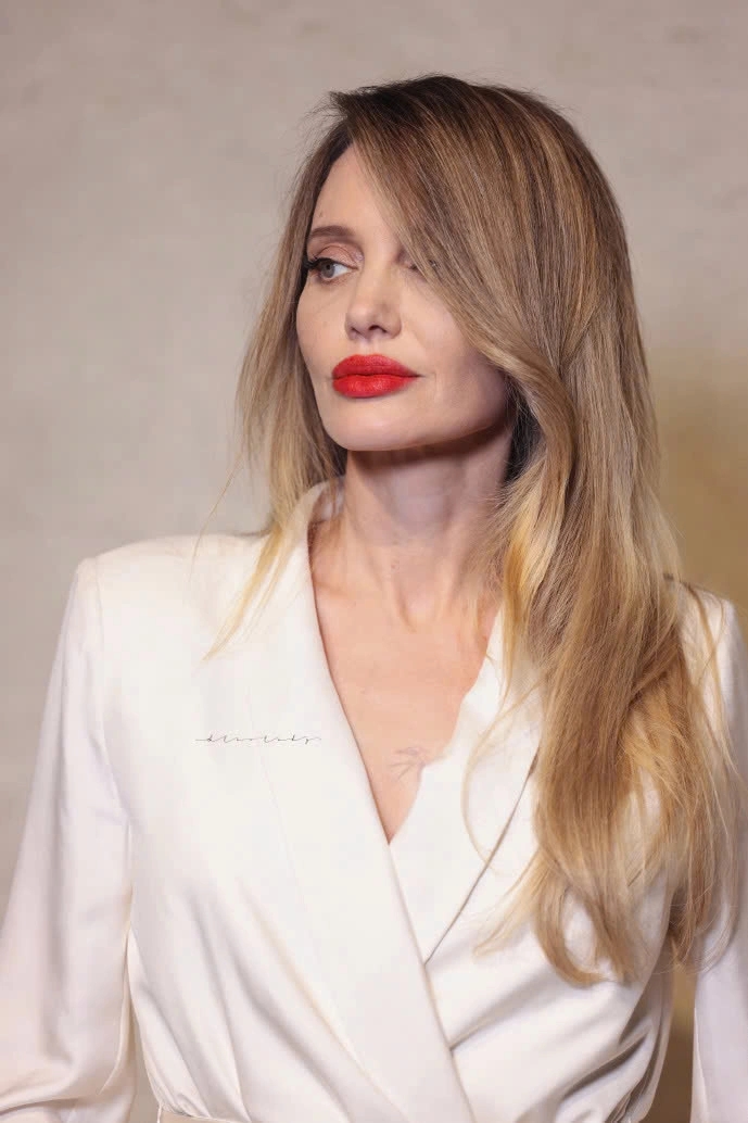 Chẳng ai muốn tin đây là Angelina Jolie- Ảnh 8.