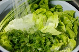 Rửa rau ngâm muối bao lâu là đủ sạch mà không làm nát rau?