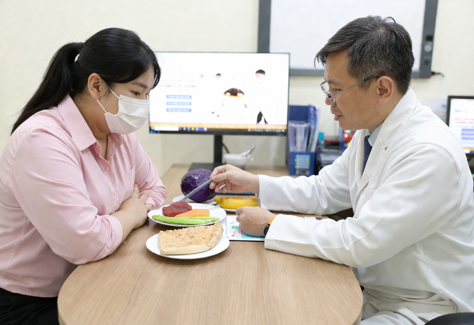 Bác sĩ Duy Tùng tư vấn chế độ ăn uống cân bằng dinh dưỡng cho Nhi. Ảnh: Bệnh viện Đa khoa Tâm Anh