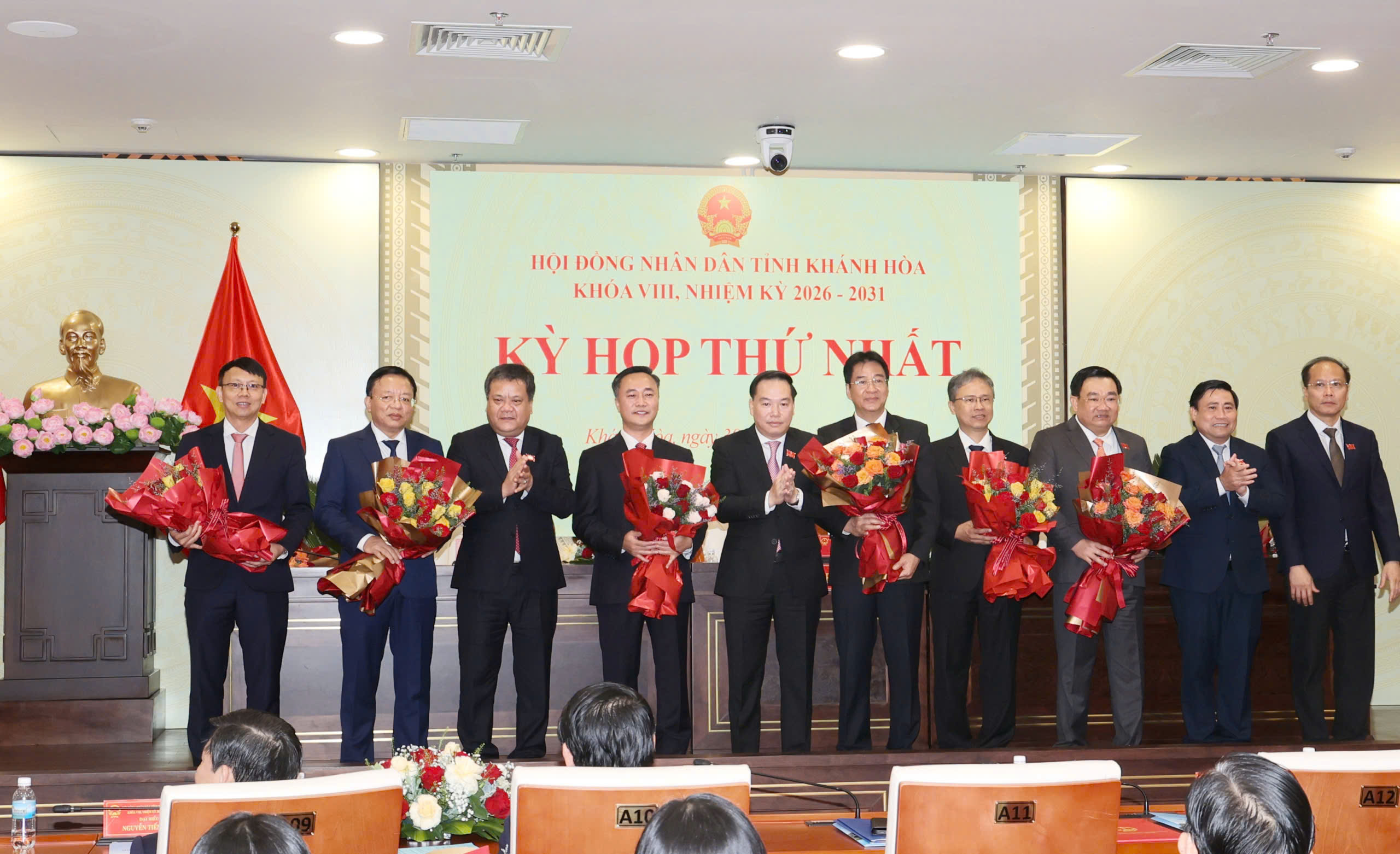 Tân Chủ tịch tỉnh Khánh Hòa cam kết tháo gỡ điểm nghẽn, đổi mới cách điều hành- Ảnh 2. Tân Chủ tịch tỉnh Khánh Hòa cam kết tháo gỡ điểm nghẽn, đổi mới cách điều hành- Ảnh 2.