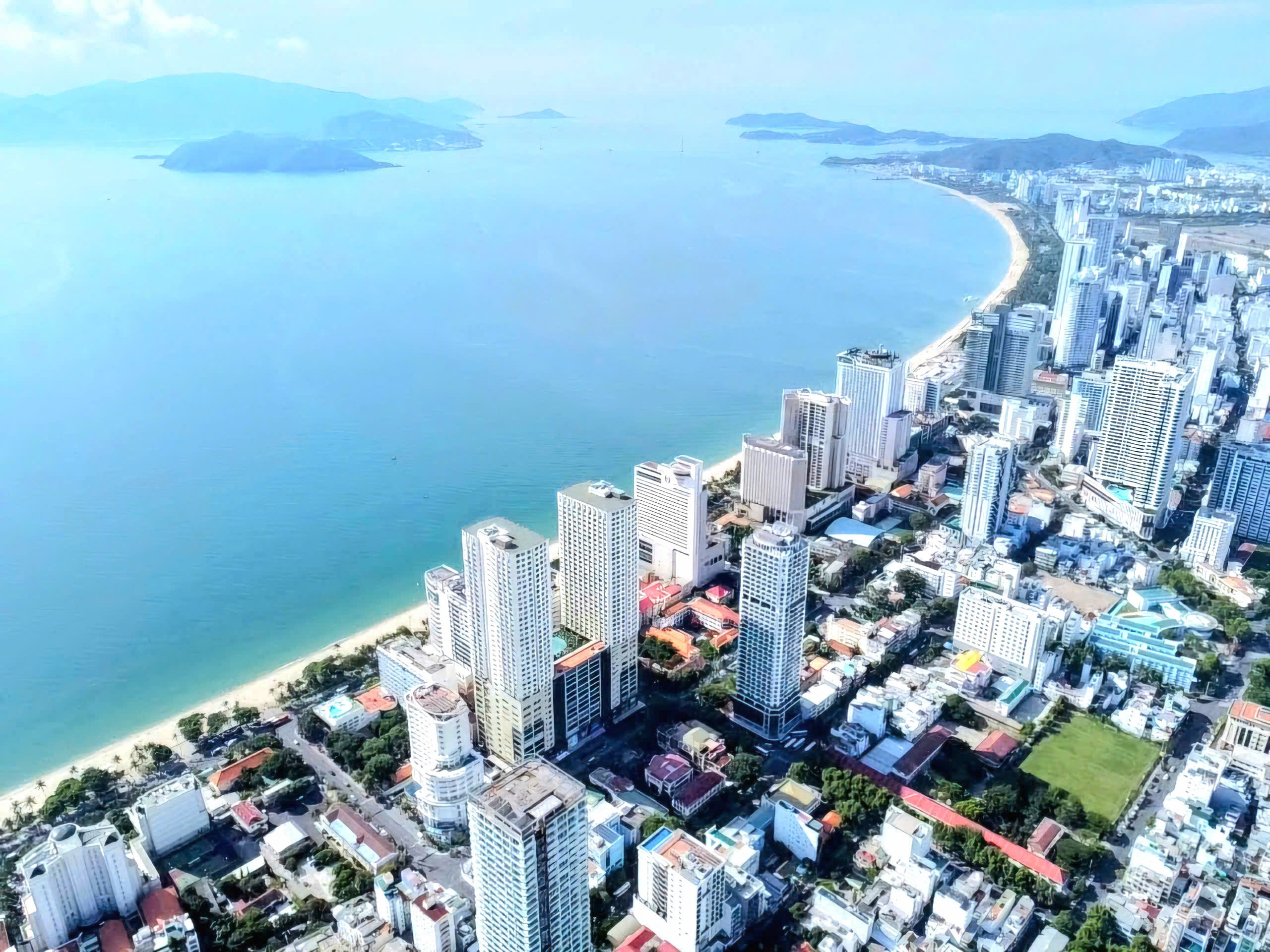 Tân Chủ tịch tỉnh Khánh Hòa cam kết tháo gỡ điểm nghẽn, đổi mới cách điều hành- Ảnh 3. Tân Chủ tịch tỉnh Khánh Hòa cam kết tháo gỡ điểm nghẽn, đổi mới cách điều hành- Ảnh 3.