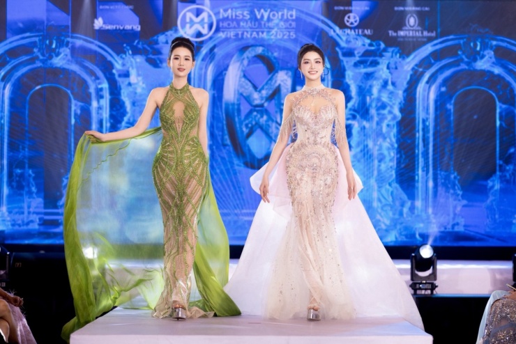 Sau Tết Bính Ngọ, các thí sinh tập trung cho giai đoạn hai với nhiều hoạt động quan trọng. Phương Oanh (phải) cùng Trương Tâm Như sải bước tại sự kiện công bố vương miện, ngày 10/3 ở TP HCM.