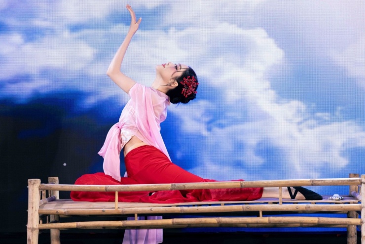 Phương Oanh thể hiện điệu múa Bắc Bộ tại vòng Người đẹp tài năng.